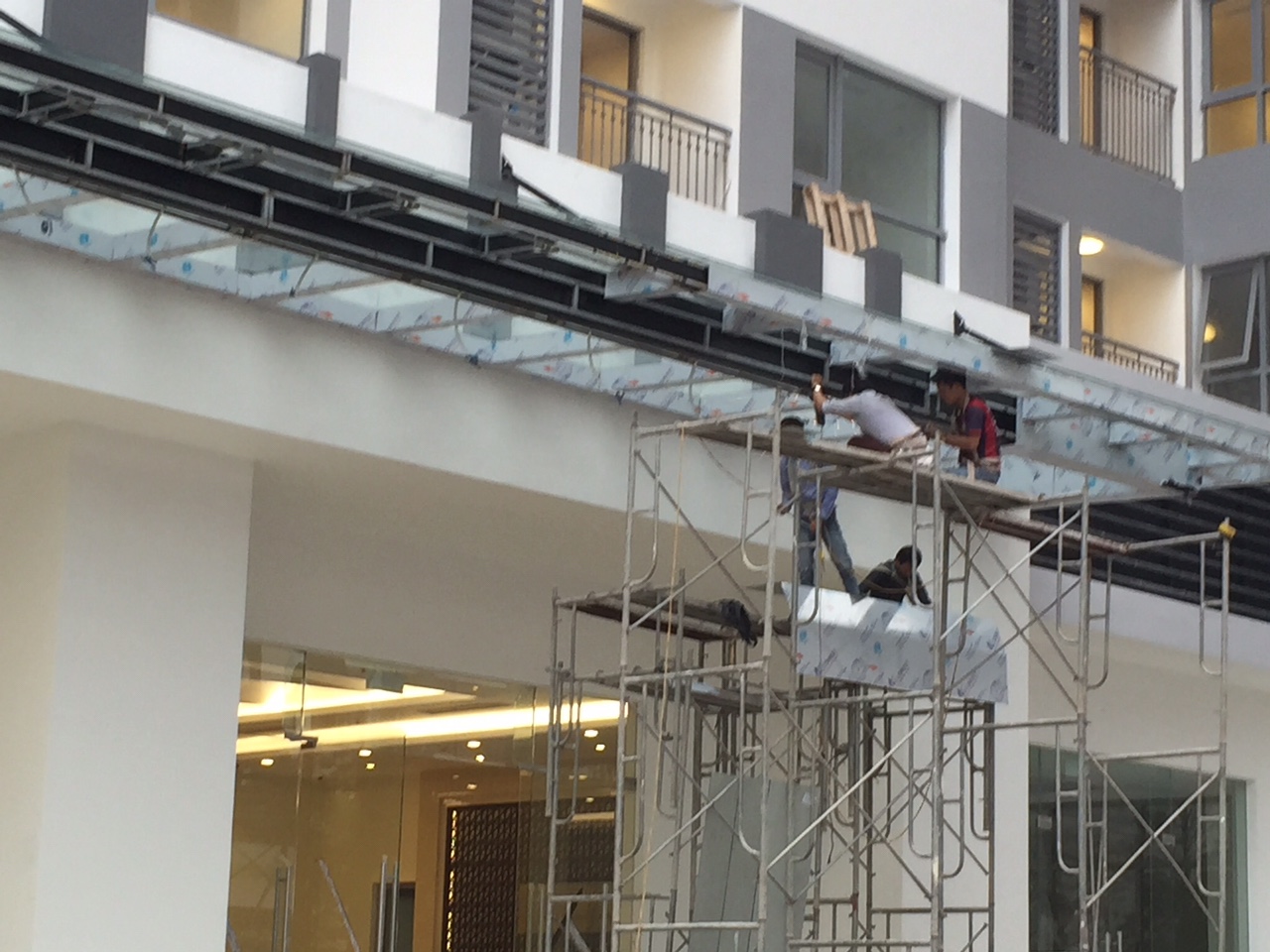 Nhận làm mái sảnh, mái kính, mái tôn, lan can cầu thang, nhà khung thép, sơn tĩnh điện 